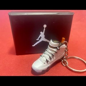 1 Air Jordan keychain, collector box.